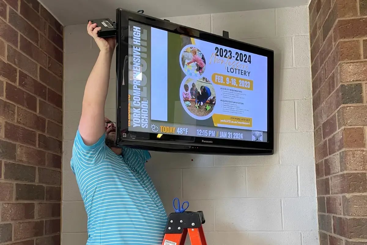 Rise Vision media player installation at York School District One